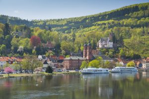 Panoramablick über Miltenberg Frühling mit dem Main im Vordergrund