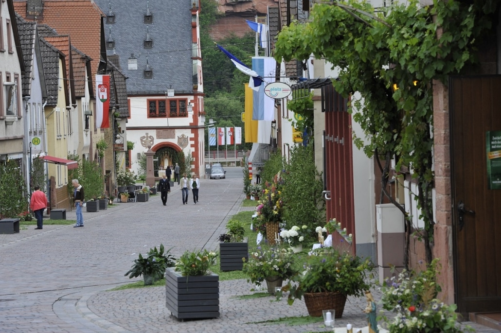 Die Hauptstraße in Bürgstadt, geschmückt für den Fronleichnamszug