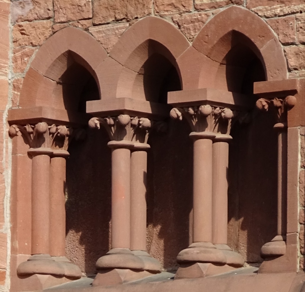 Detail mit drei neugotischen Spitzbögen und Säulen an der Außenfassade der evangelischen Johanneskirche in Miltenberg