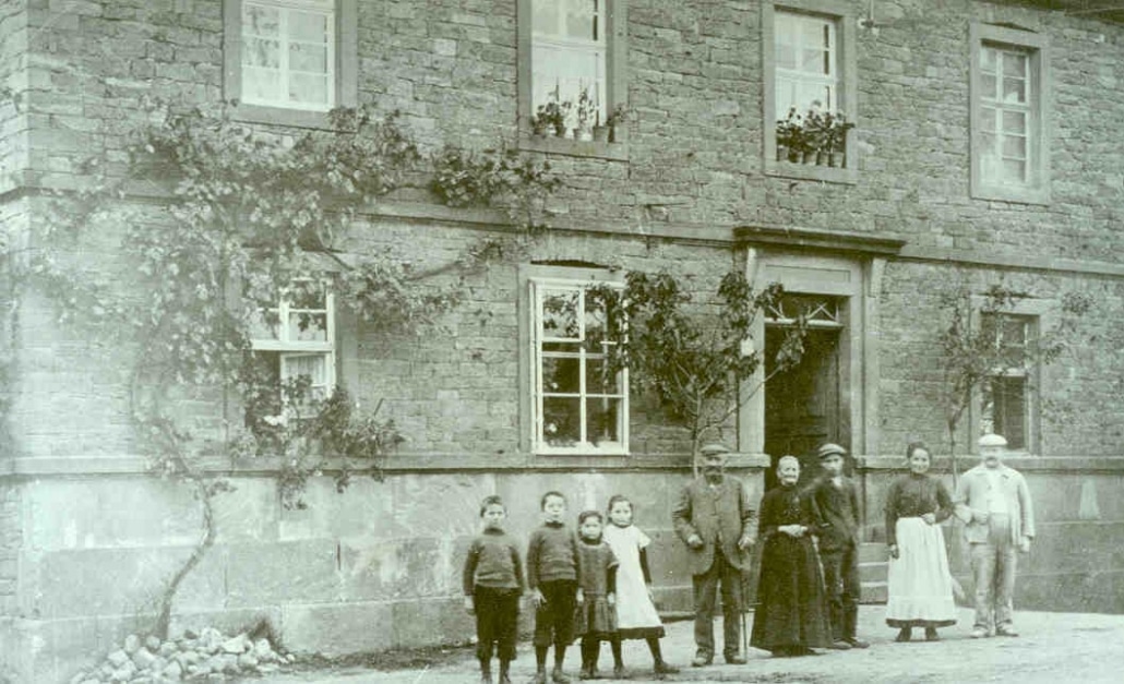 Historisches Foto der Unteren Mühle in Bürgstadt mit Müllersfamilie