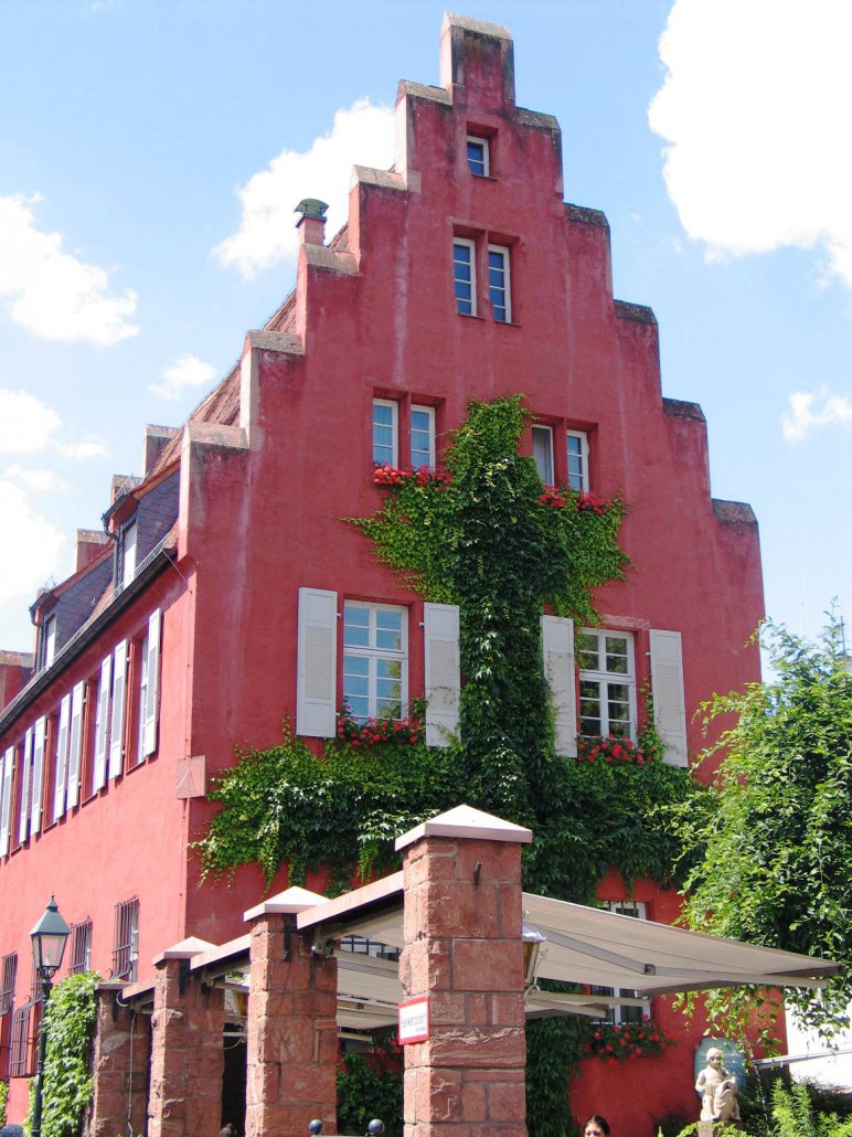 Der markante Hartigsbau, auch Alte Domkellerei, in Miltenberg mit seinem Stufengiebel