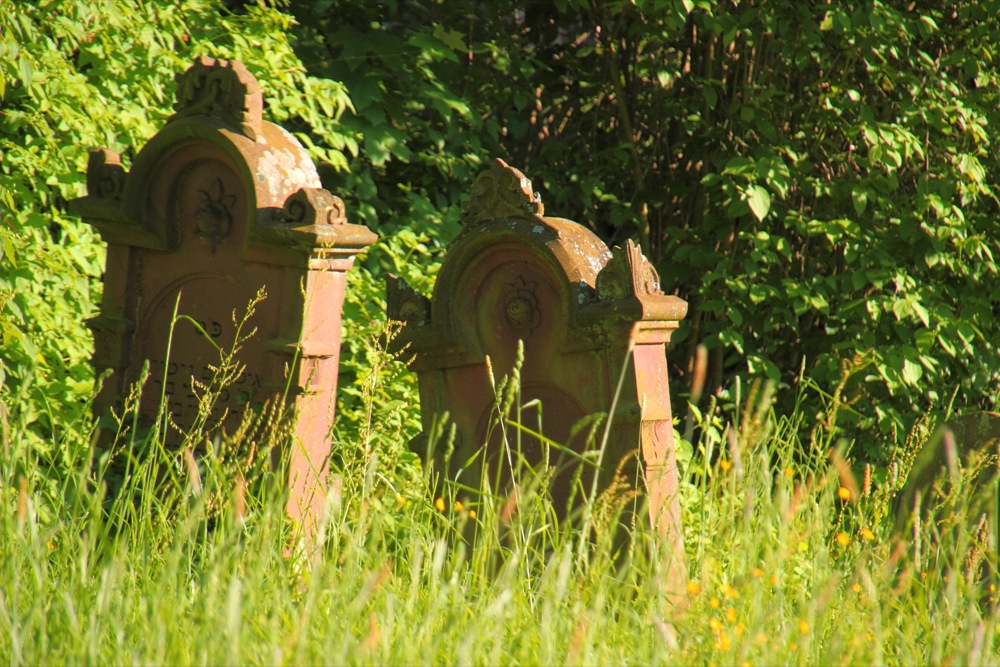 Zwei Grabsteine auf dem Alten Jüdischen Friedhof in Miltenberg