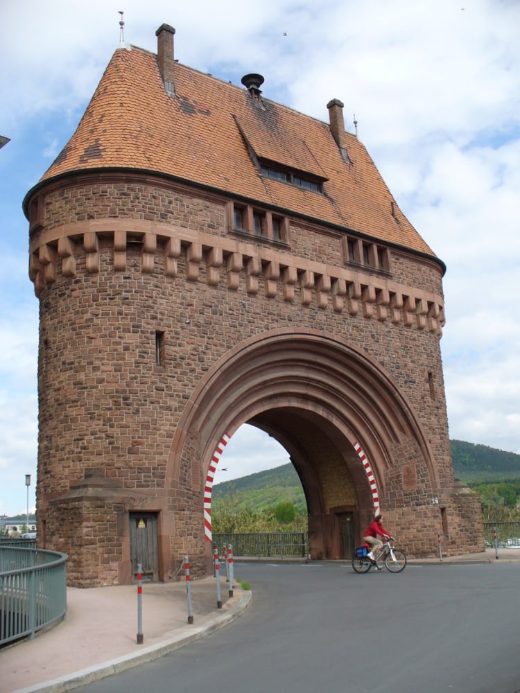 Der Brückenturm der Alten Mainbrücke in Miltenberg von der Stadtseite aus gesehen