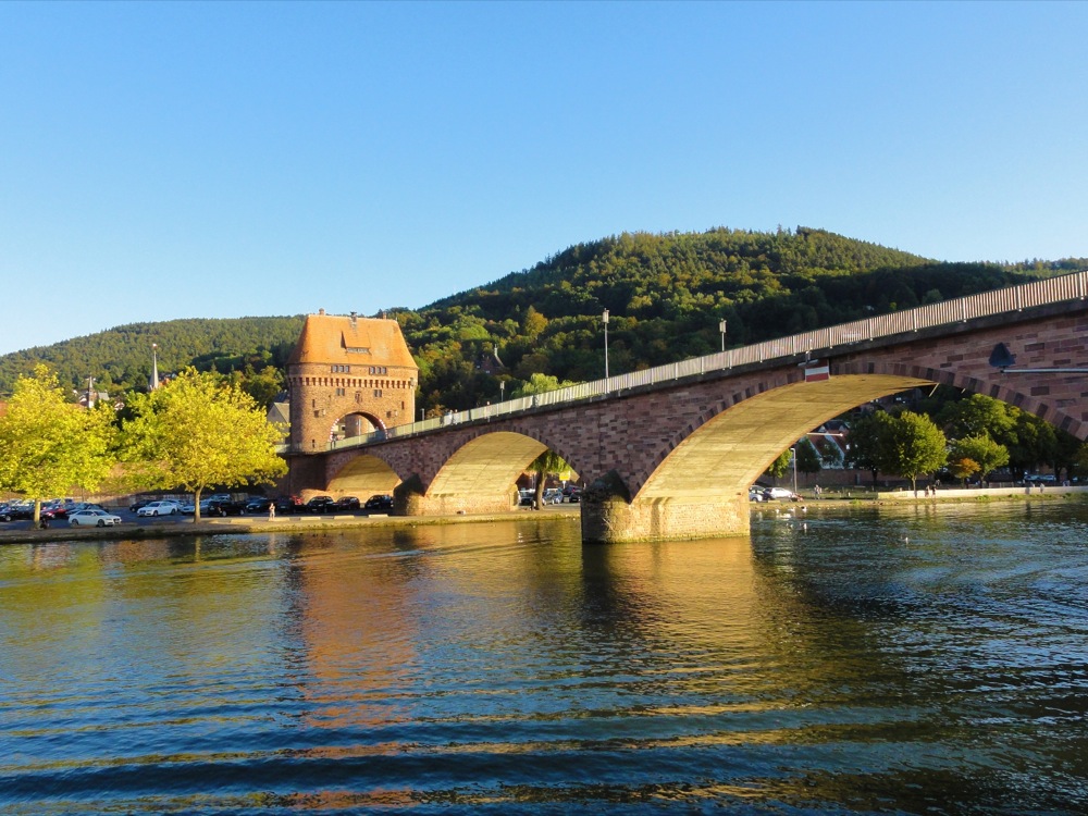Die Alte Mainbrücke in Miltenberg mit Brückenturm vom nördlichen Mainufer aus gesehen