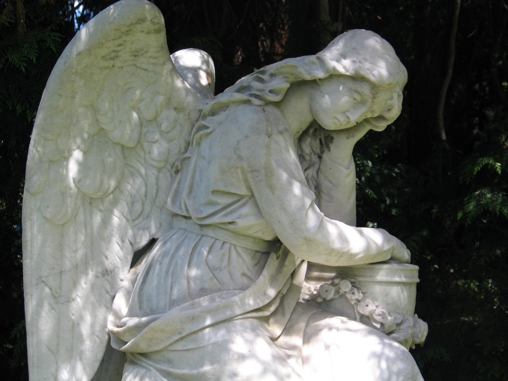 Trauernder Engel auf dem Friedhof der Laurentiuskapelle in Miltenberg