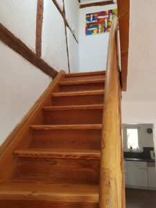 Ferienwohnung Leis Nr. 10 in Bürgstadt - hölzerne Treppe nach oben