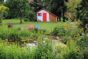 Ferienwohnung Banschbach in Bürgstadt - Liegewiese mit Teich und Gartenhäuschen