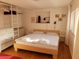 Schlafzimmer mit Doppelbett in der Ferienwohnung Burgblick in Miltenberg