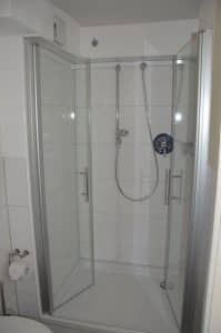 Duschkabine im Badezimmer der Ferienwohnung Burgblick in Miltenberg