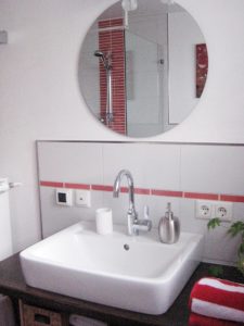 Ferienwohnung Oswald in Miltenberg - Waschtisch im Badezimmer