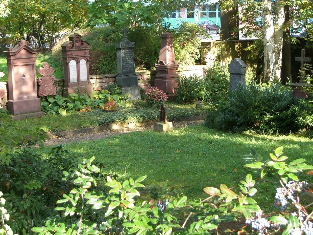 Laurentiuskapelle-mit-Friedhof_SandraWolf-web-1030x773-1.jpg