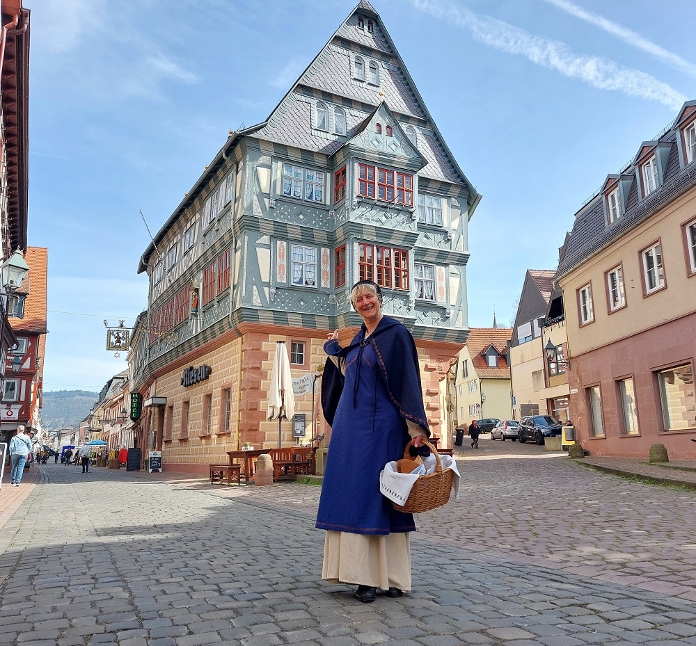 Gästeführerin Angelika Mörlein im Kostüm bei der Führung Die Magd vom Gasthof zum Riesen