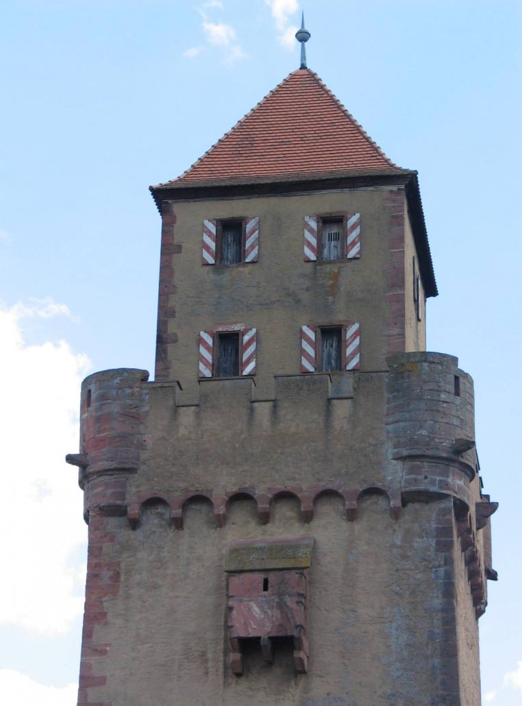 Die Spitze mit Wehrgang des Mainzer Tors