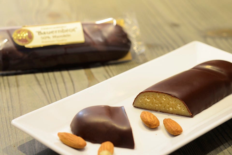 Mit Schokolade überzogenes Marzipanbrot von Odenwälder Marzipan in Weilbach