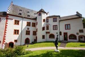 Burghof der Mildenburg mit Blick auf den Palas