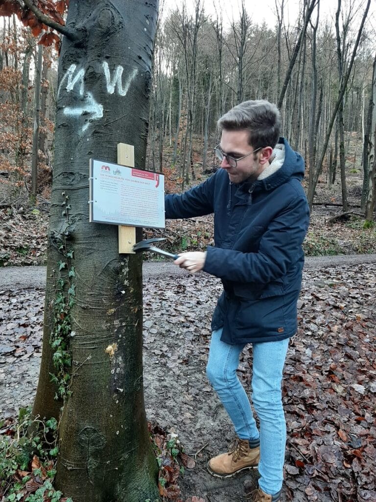Am Kunstpfad des Wegs "3 im Wald" wird eine neue Infotafel angebracht