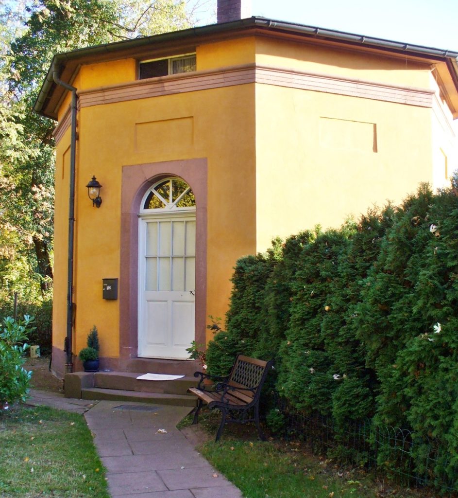 Das achteckige Schells-Häuschen am Nebeneingang des Kleinheubacher Schlossparks