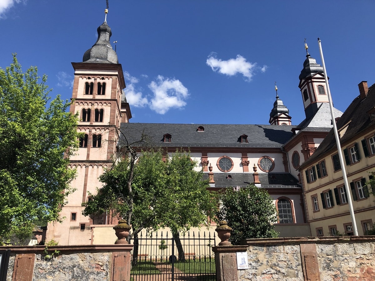 Die Abteikirche in Amorbach von außen