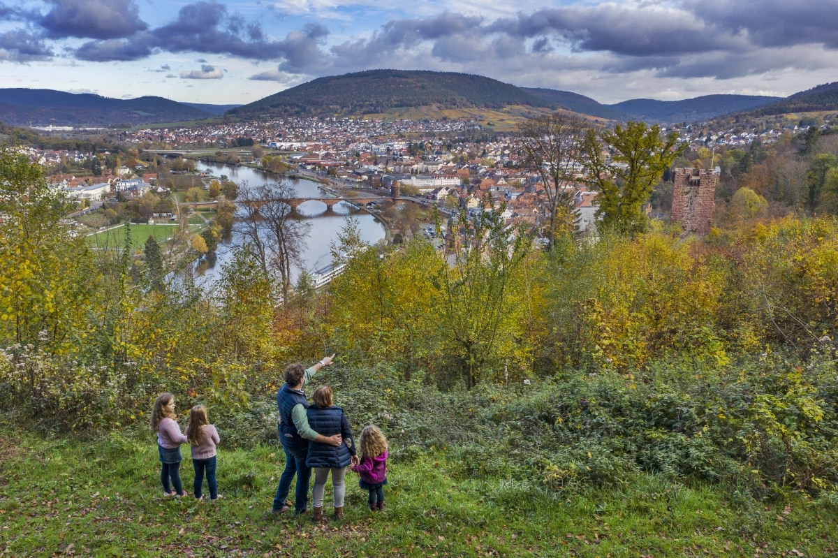 Familie beim Wandern genießt die Aussicht über Miltenberg und Bürgstadt