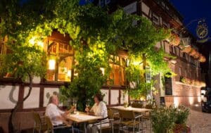 Außensitzplätze vor dem Hotel Weinhaus Stern in Bürgstadt am Abend
