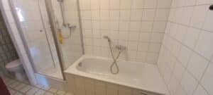 Ferienwohnung "Altstadtblick" in Miltenberg - Badezimmer mit Wanne und Dusche