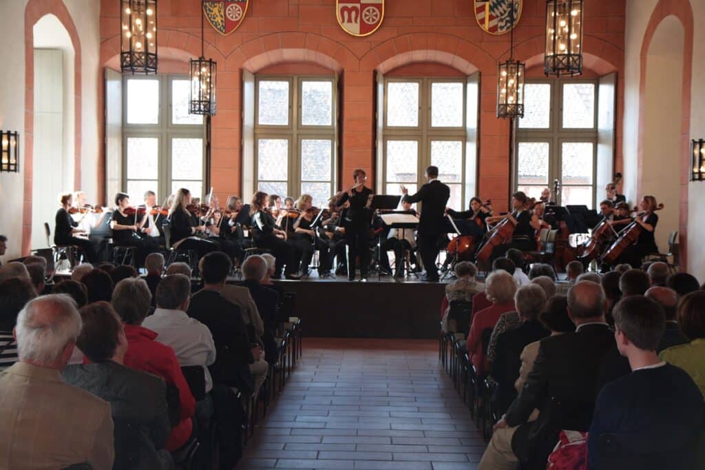 Ein Orchester spielt im Alten Rathaus