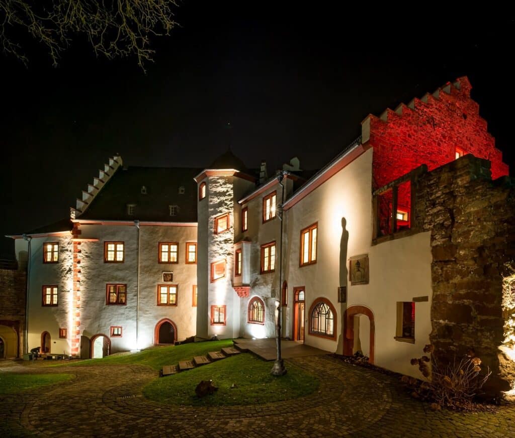 Beleuchteter Burghof der Mildenburg in MIltenberg bei Nacht
