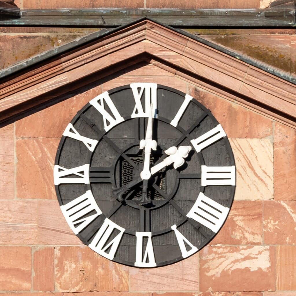 Miltenberg 14 Uhr - Kirchturmuhr zeigt punkt zwei