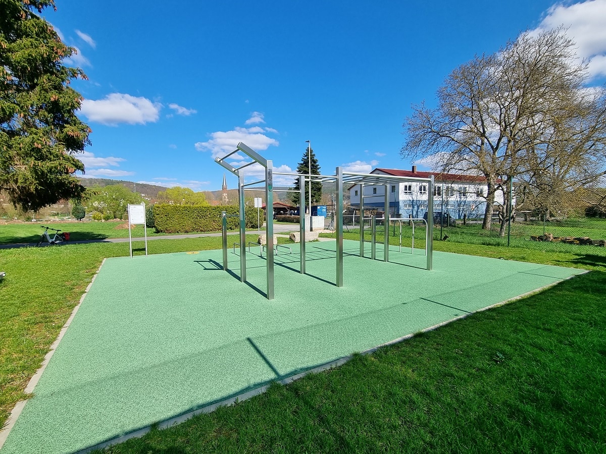 Der Calisthenics-Parcours in Kleinheubach vom Tennisplatz aus gesehen