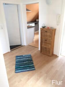 Der Flur in der Ferienwohnung Dörr in Bürgstadt mit Schuhschrank und Blick in die Küche