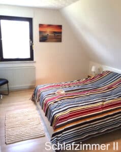 Das Bett im Schlafzimmer 2 der Ferienwohnung Dörr in Bürgstadt