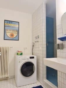 Waschmaschine im Badezimmer der Ferienwohnung Riesenbude in Miltenberg