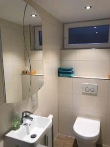 Gästezimmer Schuck in Kleinheubach - Spiegelschrank, Waschbecken und WC