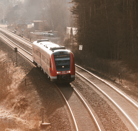 Ein Zug der Westfrankenbahn auf zweigleisiger Strecke
