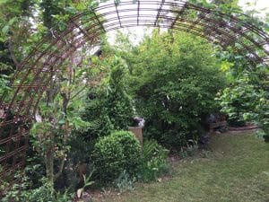 Nicht einsehbarer Garten mit torbogenartiger Rankhilfe bei der Ferienwohnung Breunig in Bürgstadt