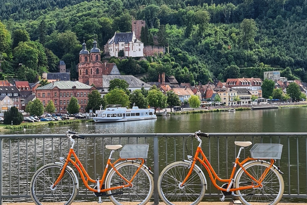 Fahrräder auf der Mainbrücke in Miltenberg