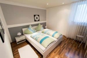 Doppelbett in einem der Schlafzimmer in der Ferienwohnung von Karin Gehrig in Kleinheubach