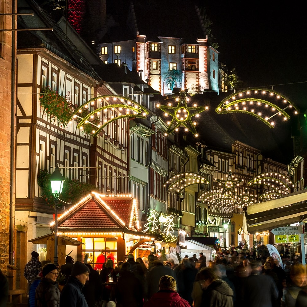 Weihnachtlich dekorierte Altstadt mit Beleuchtung