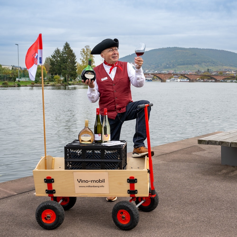 Gästeführer Wolfgang Kuhn bei der StadtverFührung Der Schatz im Bollerwagen