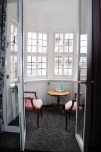 Sitzgelegenheiten einem der Zimmer mit Erker des Hotels Schmuckkästchen in Miltenberg