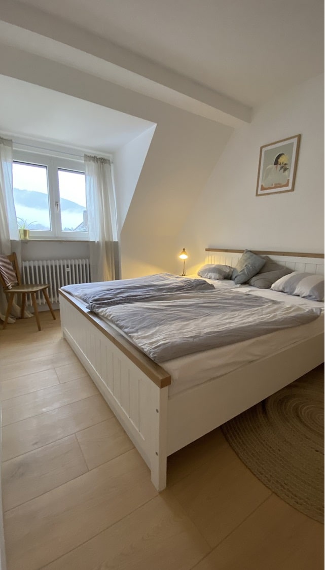 Doppelbett im Schlafzimmer der Ferienwohnung Forsthaus in Miltenberg