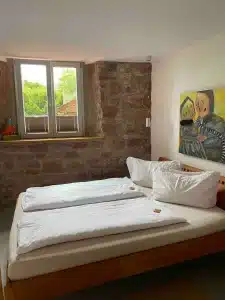 Doppelbett der Ferienwohnung Mauersegler in Miltenberg