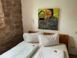 Doppelbett in der Ferienwohnung Mauersegler in Miltenberg