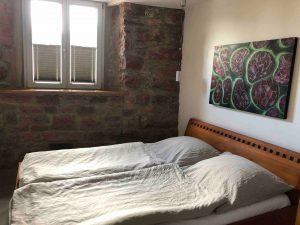 Doppelbett im Schlafzimmer der Ferienwohnung Mauersegler in Miltenberg