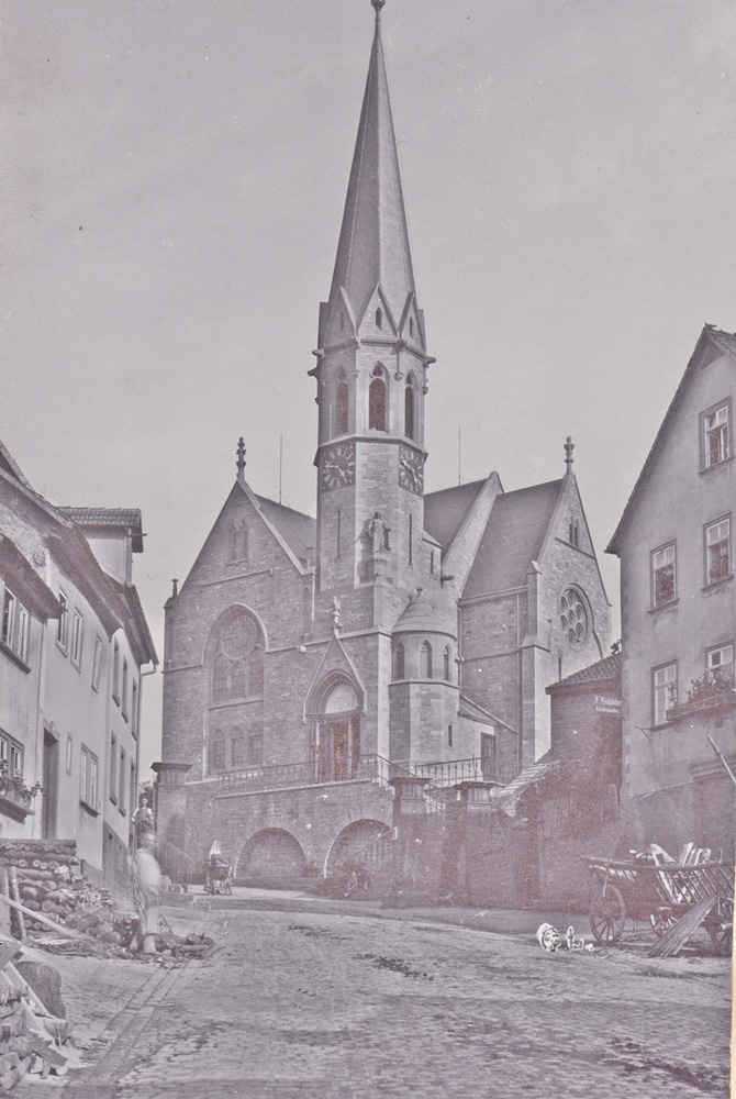 Historisches Bild der evangelischen Kirche mit dem Vögeleinstor im Vordergrund
