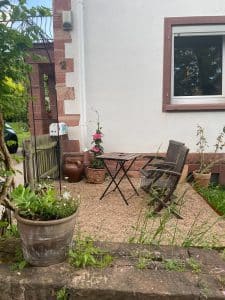 Garten mit Freisitz bei der Ferienwohnung Forsthaus in Miltenberg