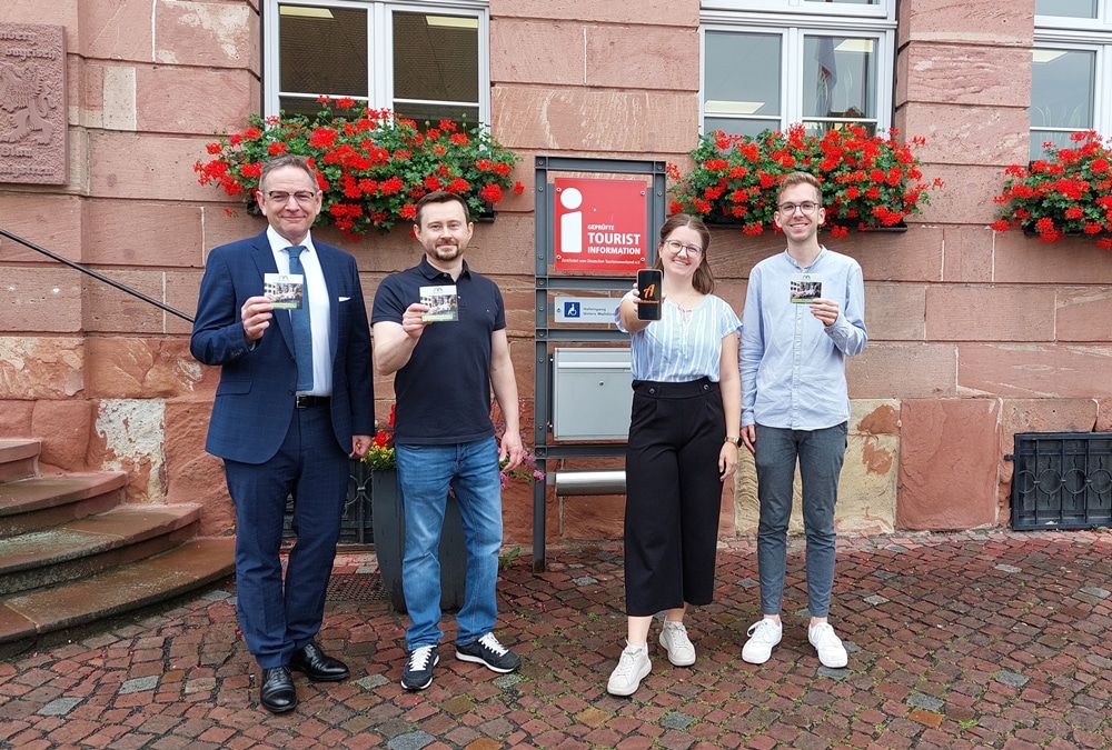 Präsentation der Actionbound-App und der neuen Stadtrallye in Miltenberg durch Bürgermeister Bernd Kahlert, Viktor Gaub von der Odenwald Allianz, duale Studentin Dorothea Schlegel und Deutschlehrer Jakob Link