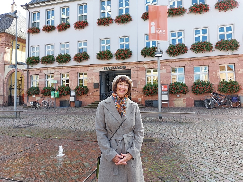 Die Gästeführerin Claudia Radczun vor dem Rathaus in Miltenberg