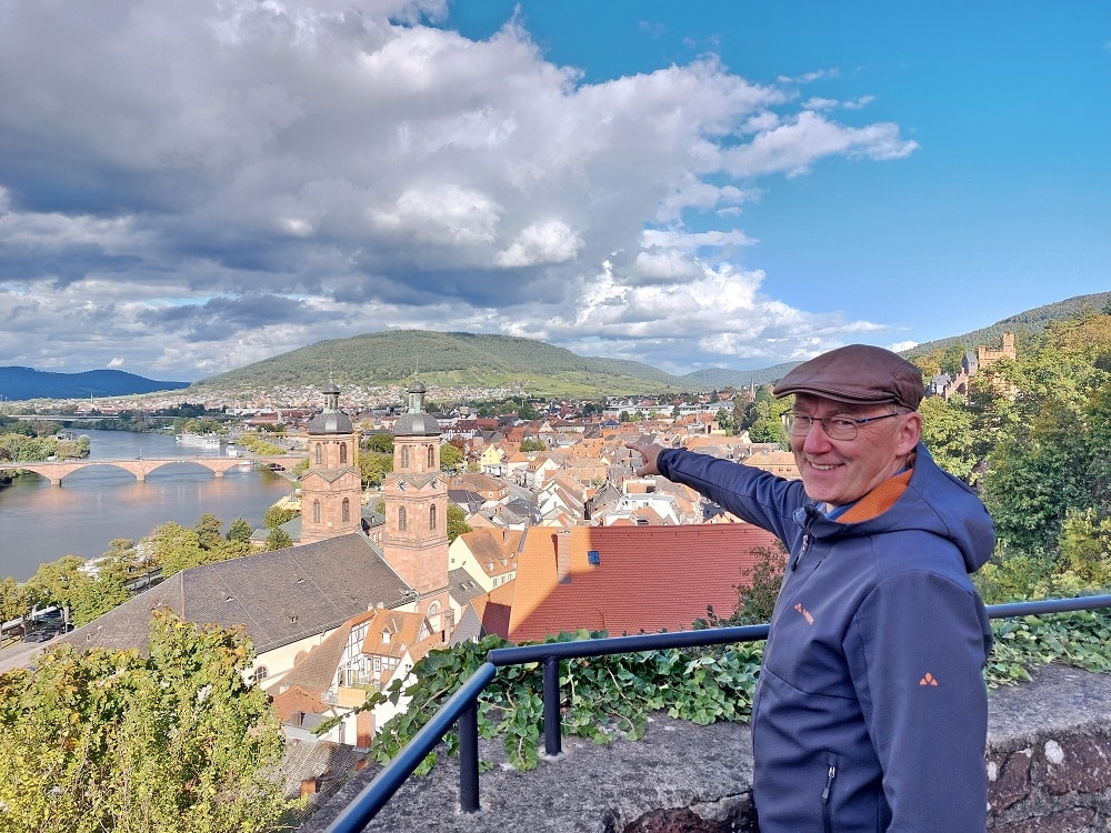 Der Gästeführer Werner Wagner zeigt vom Burgvorplatz aus über die Stadt Miltenberg