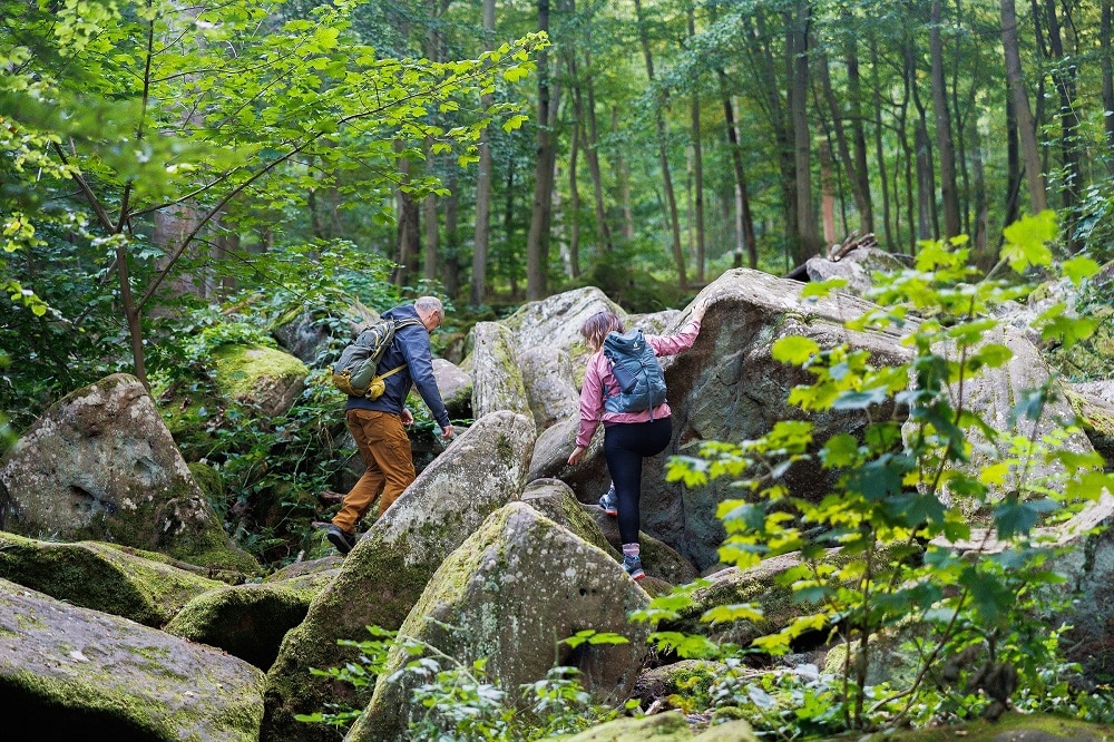 Zwei Wanderer im Felsenmeer bei Miltenberg